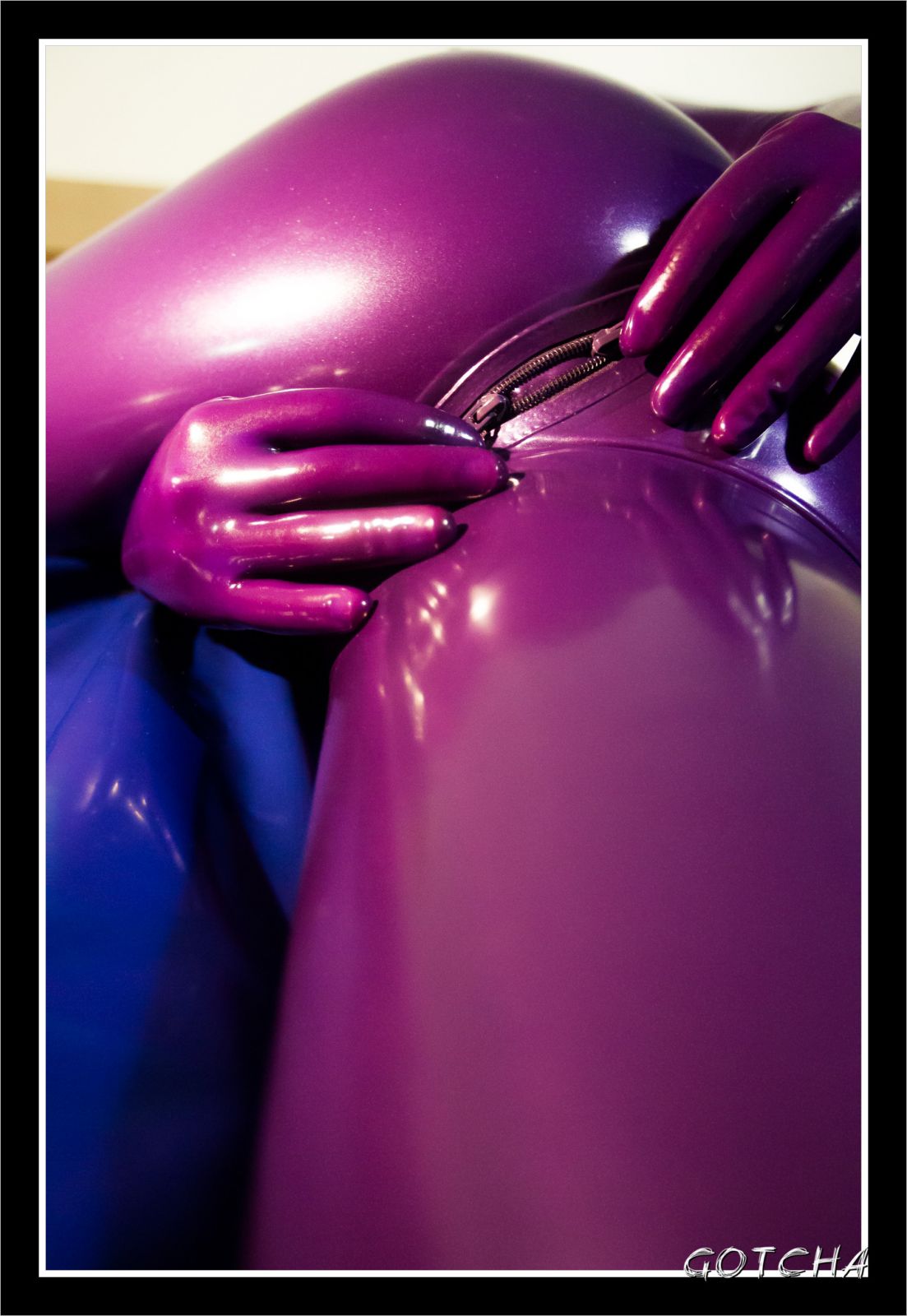 Moi en combi latex violette
Photographié par Gotcha
Mots-clés: latex catsuit