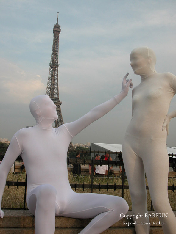 une fille et moi devant la Tour Eiffel
2 filles,alexis et moi a Paris
