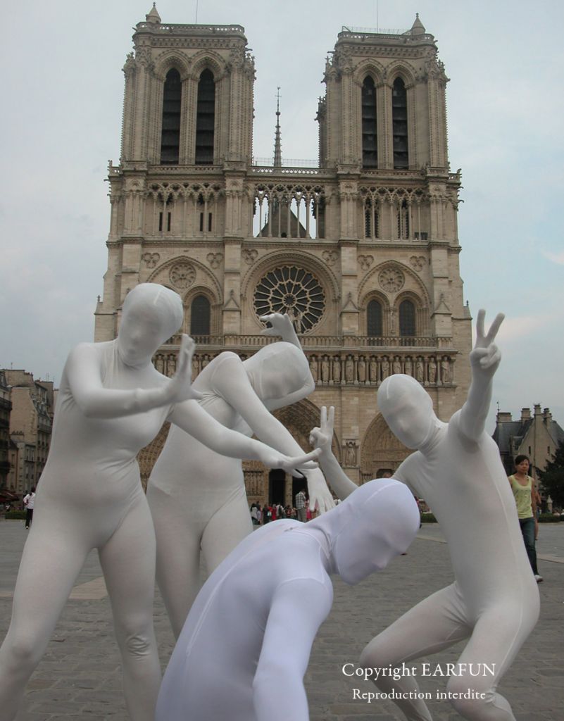 Le Parvis de Notre-Dame
2 filles,alexis et moi a Paris
