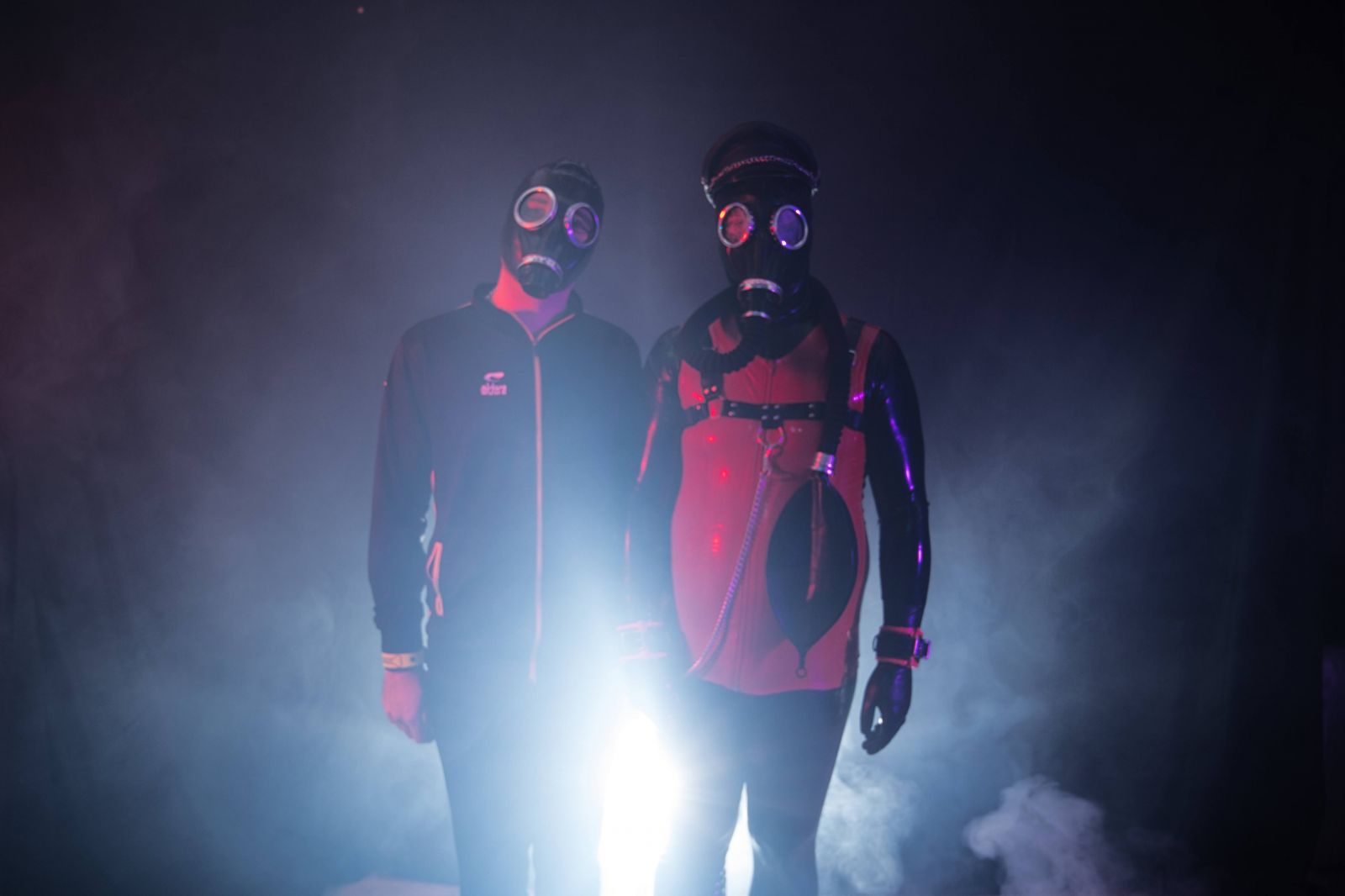Une séance photos avec des amis fetish
Mots-clés: latex masque gaz