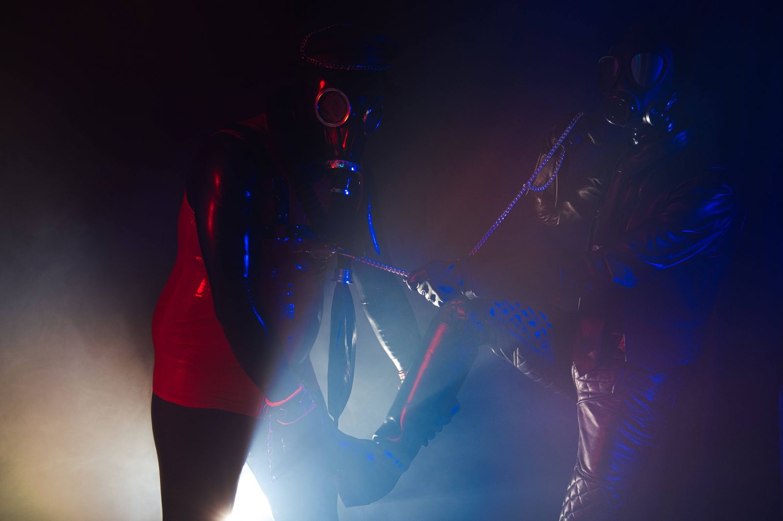 Une séance photos avec des amis fetish
Mots-clés: latex masque gaz