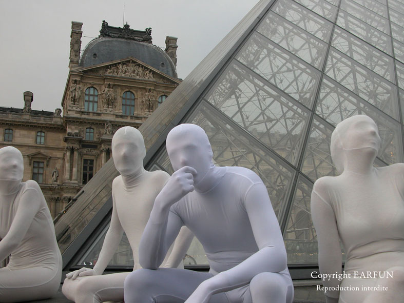 devant la pyramide du Louvre
2 filles,alexis et moi a Paris
