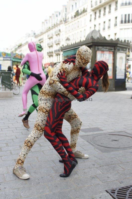 avec une demoiselle avec qui j'ai "bien"sympatisé  :D
A certains moments, on se tenait par la main ...dommage qu'il n'y ait pas la photo, ni celle de notre bisou :(((
