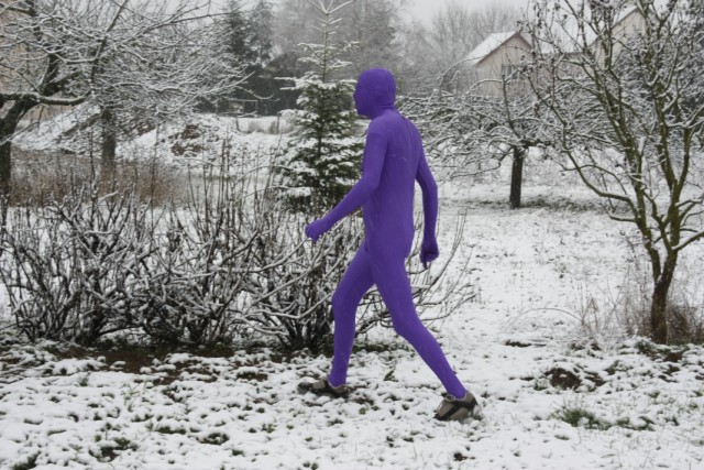 Zentai violet ds la neige
