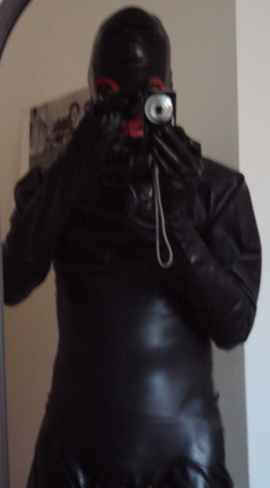 Devant miroir
Avec body latex manches longues, gants, cagoules
