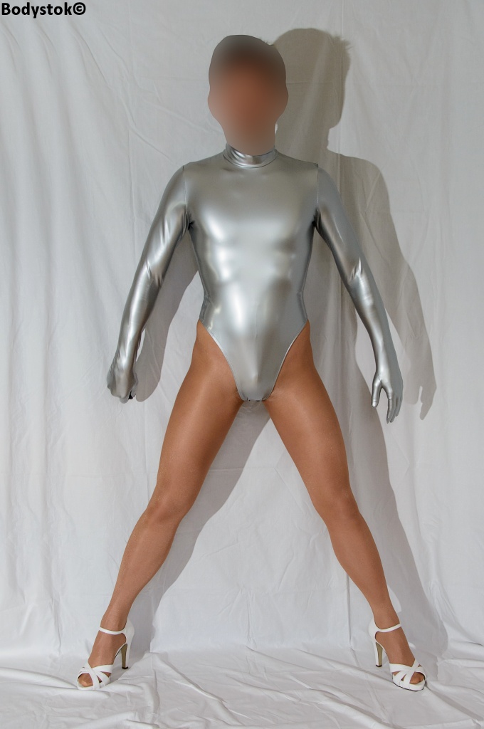 pantyhose_capezio_stretchlack_silver_thong_leotard_006lo.jpg